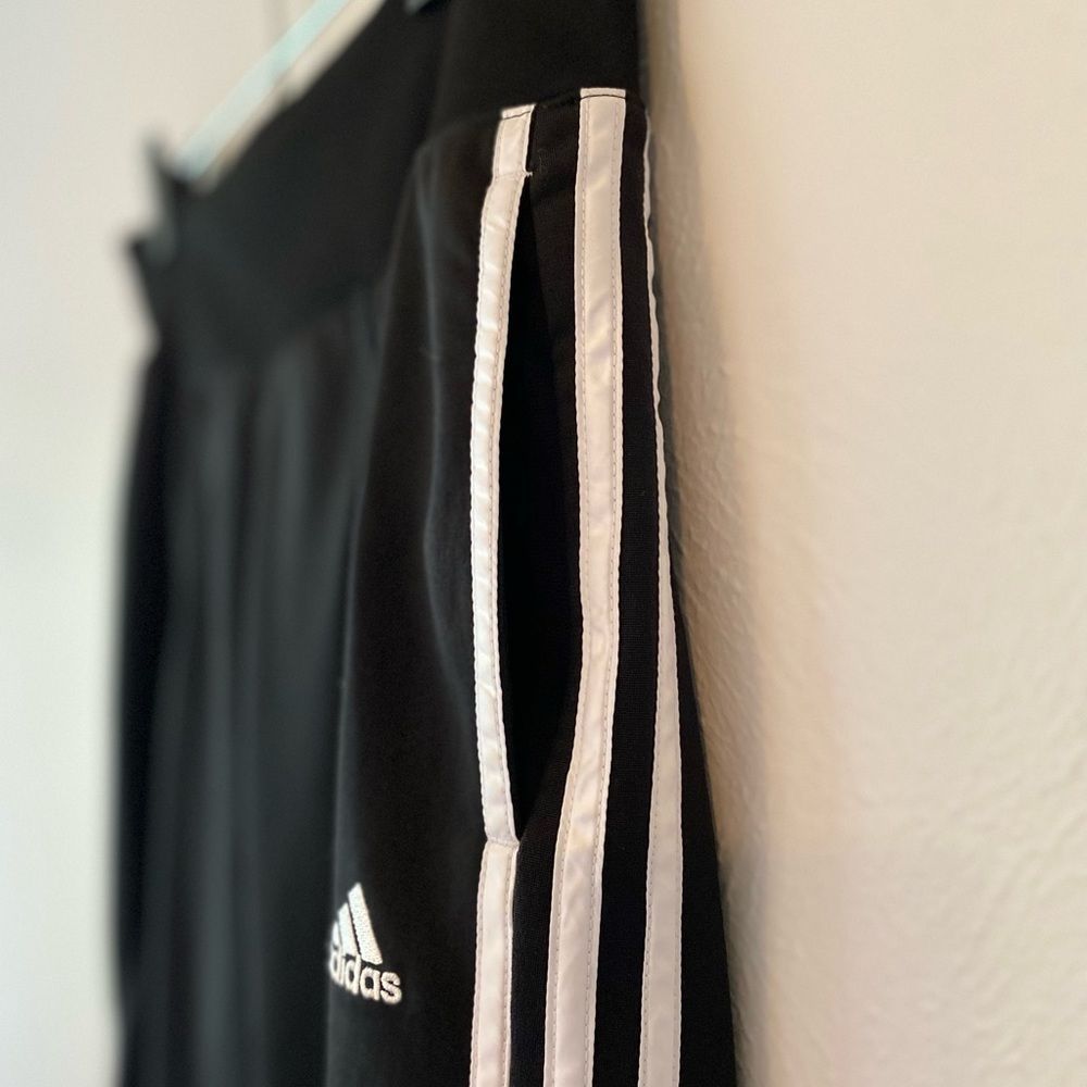 Adidas pants. Size M. Black. Has pockets. Great condition and subtle details